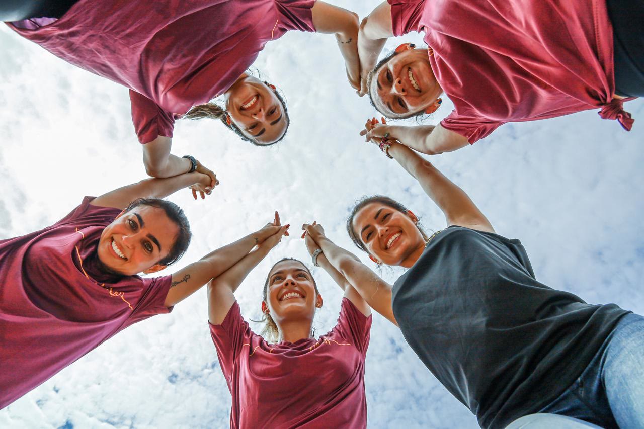 Samarah Zigler com alunas no treino ao ar livre